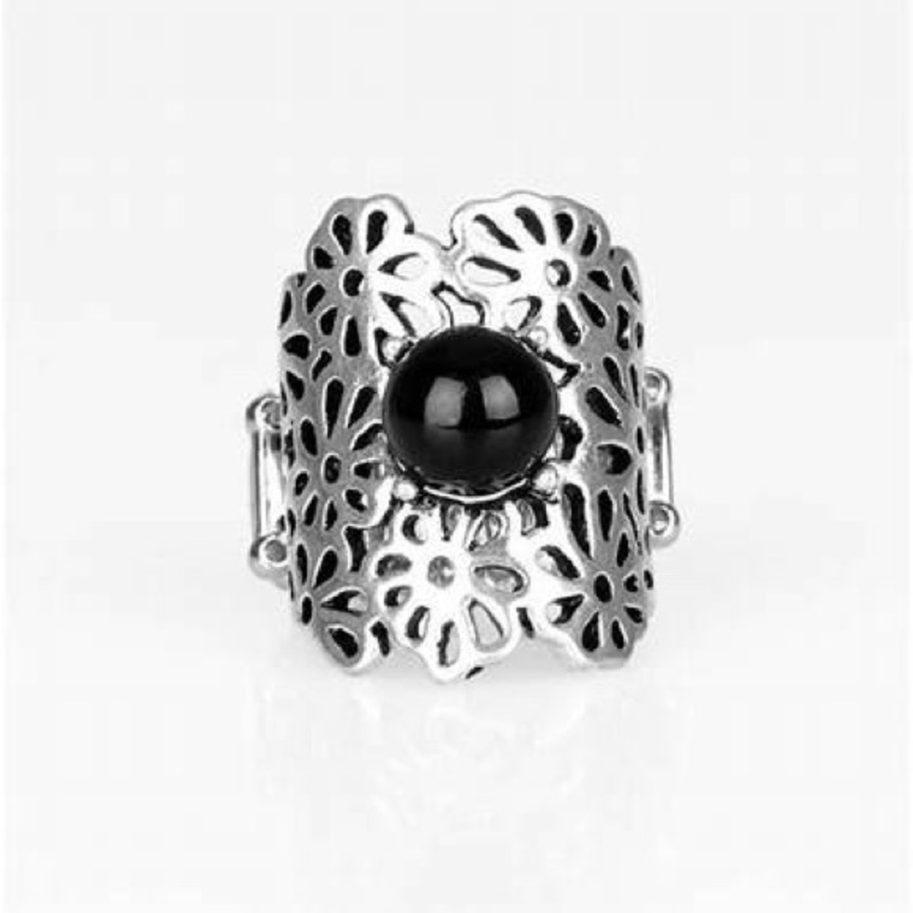 *Silver and black stone flower pattern ring.